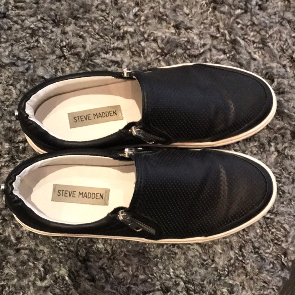 SIZE 8 STEVE MADDEN SLIP ONS